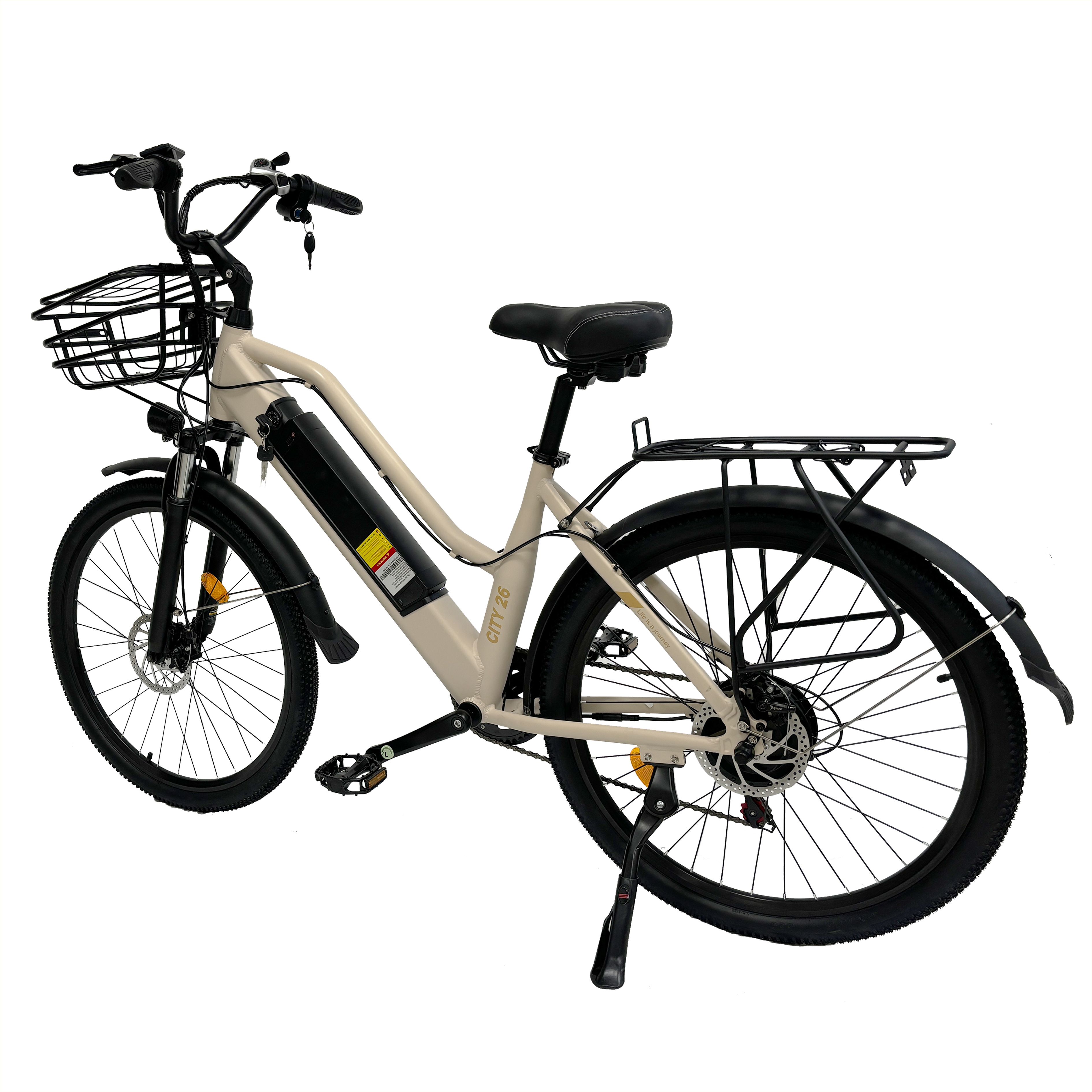 Vélo électrique beige avec panier noir, garde-boue et porte-bagages. Pneus et selle noirs. Vue latérale.