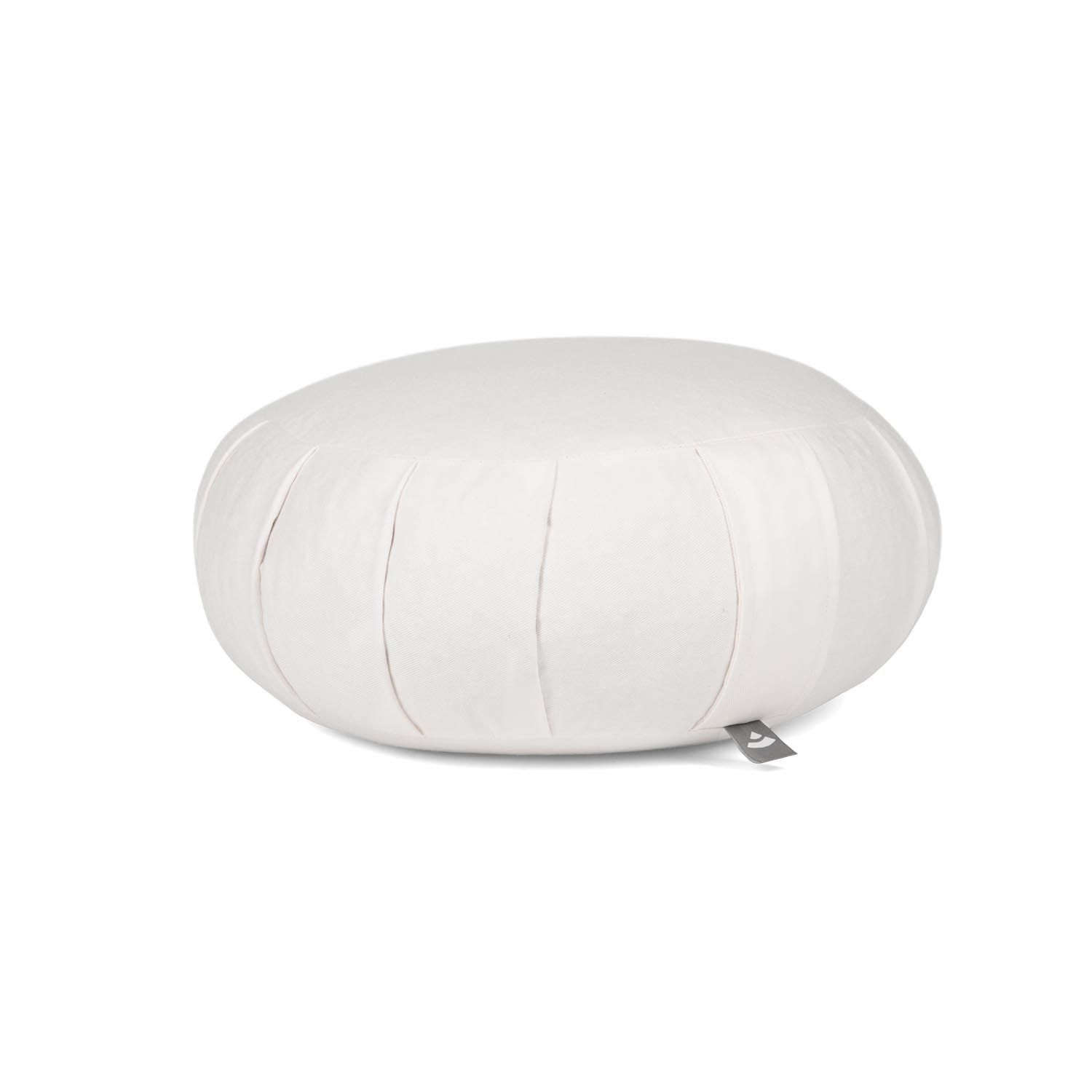 Coussin de méditation blanc, rond, avec plis. Étiquette sur le bord.