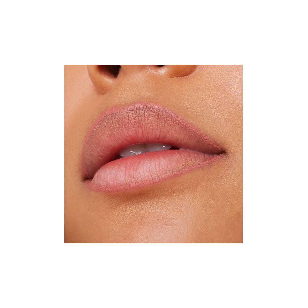 Close-up van lippen. Lippenstift in nude kleur aangebracht.