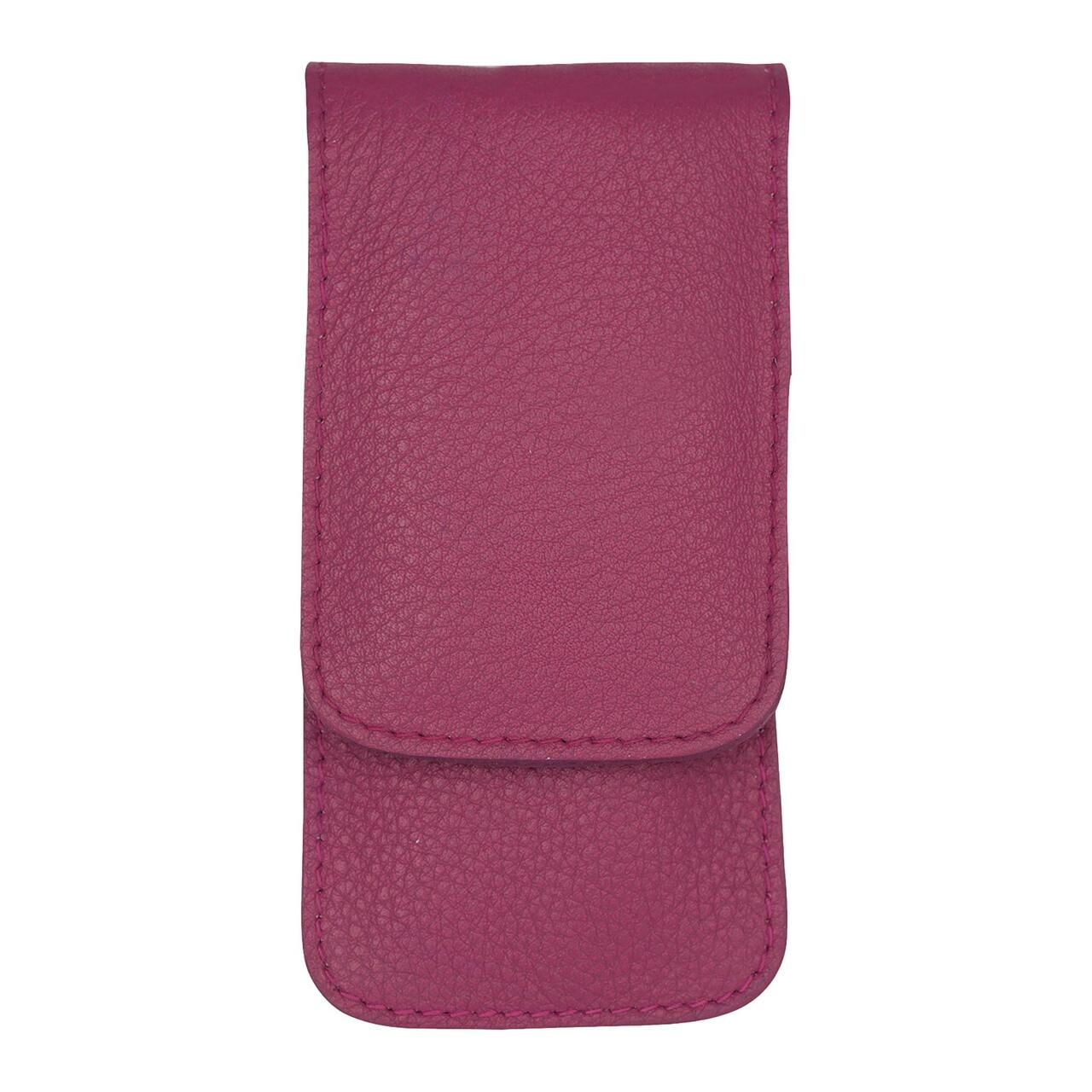Étui de poche en cuir rose, avec rabat. Fermé. Cuir grainé. Forme rectangulaire.