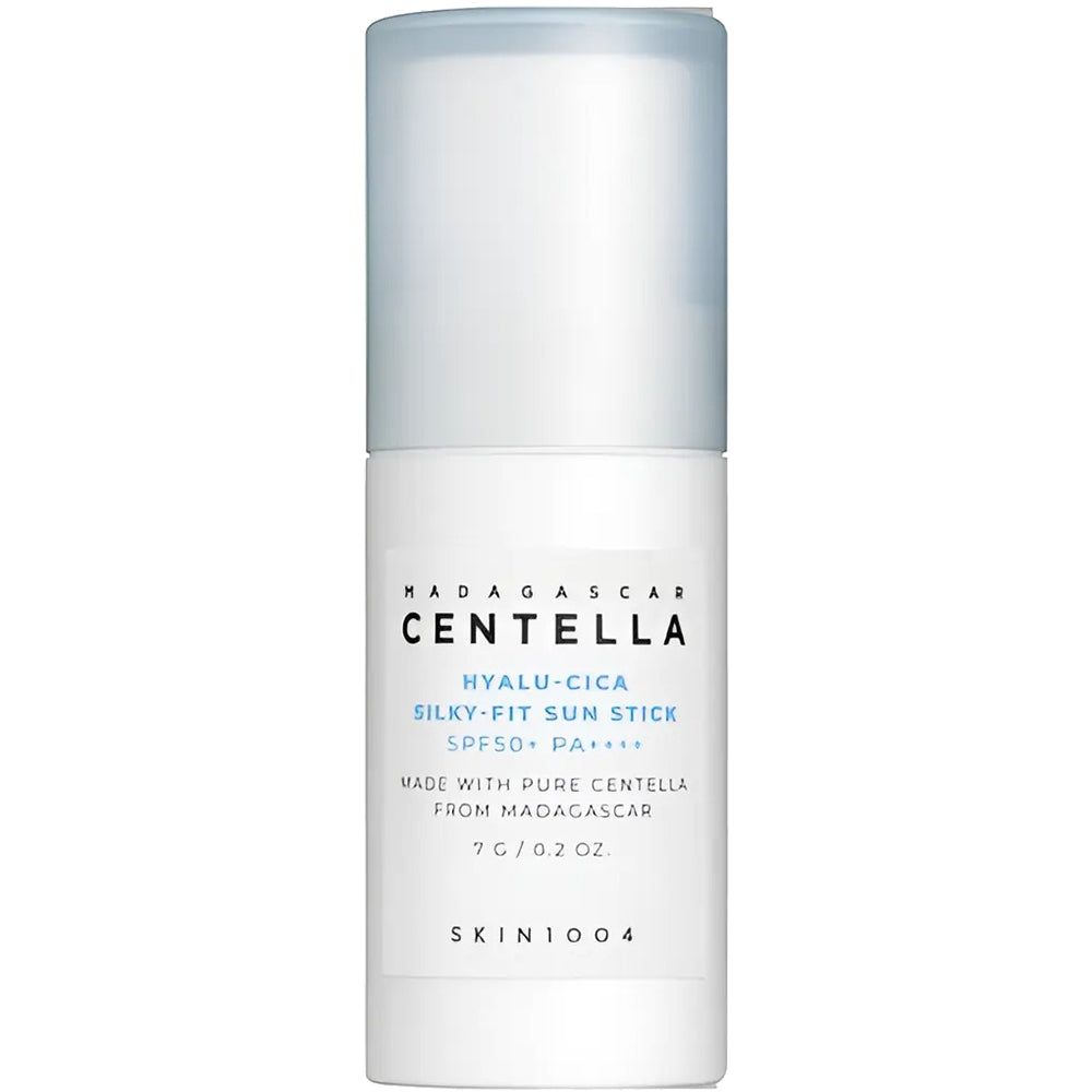 Witte, cilindrische zonnebrandstick met blauwe dop. Opschrift: MADAGASCAR CENTELLA, HYALU-CICA, SILKY-FIT SUN STICK, SPF50+ PA++++, SKIN1004.