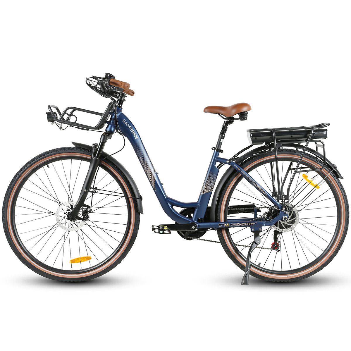Blauwe elektrische fiets met bruin zadel en stuur. Mand voor, bagagerek achter. Zwarte banden met beige zijkanten.