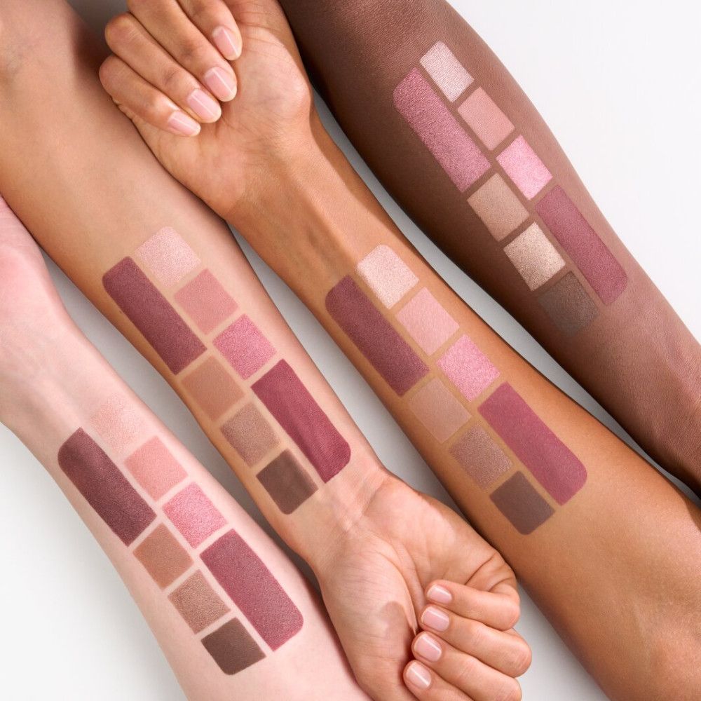 Armen met aangebrachte oogschaduwkleuren. Verschillende huidtinten. Meerdere tinten in vierkante patronen.