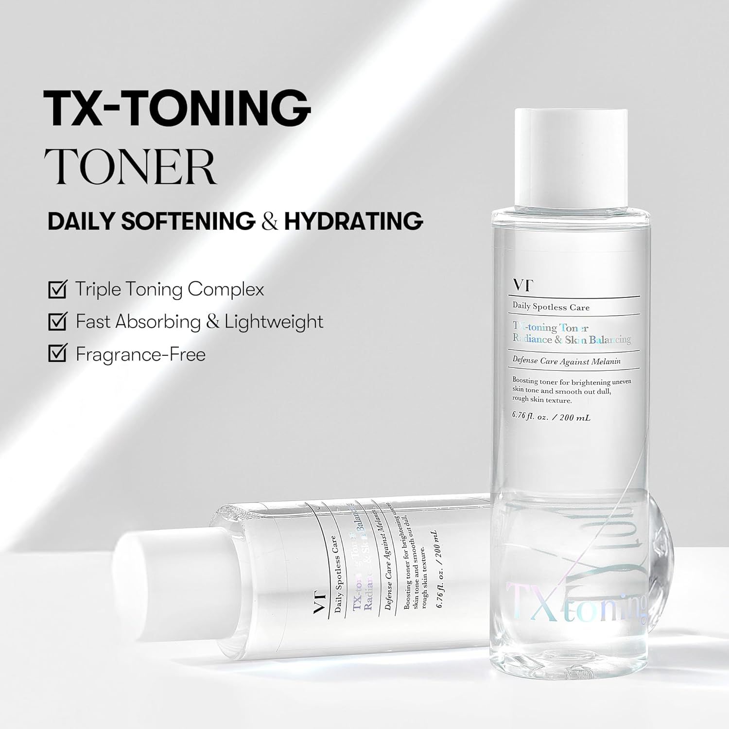 Deux flacons de toner. Un debout, l'autre couché. Inscriptions: TX-Toning Toner, Daily Softening & Hydrating. Caractéristiques: Triple Toning Complex, Fast Absorbing & Lightweight, Fragrance-Free.