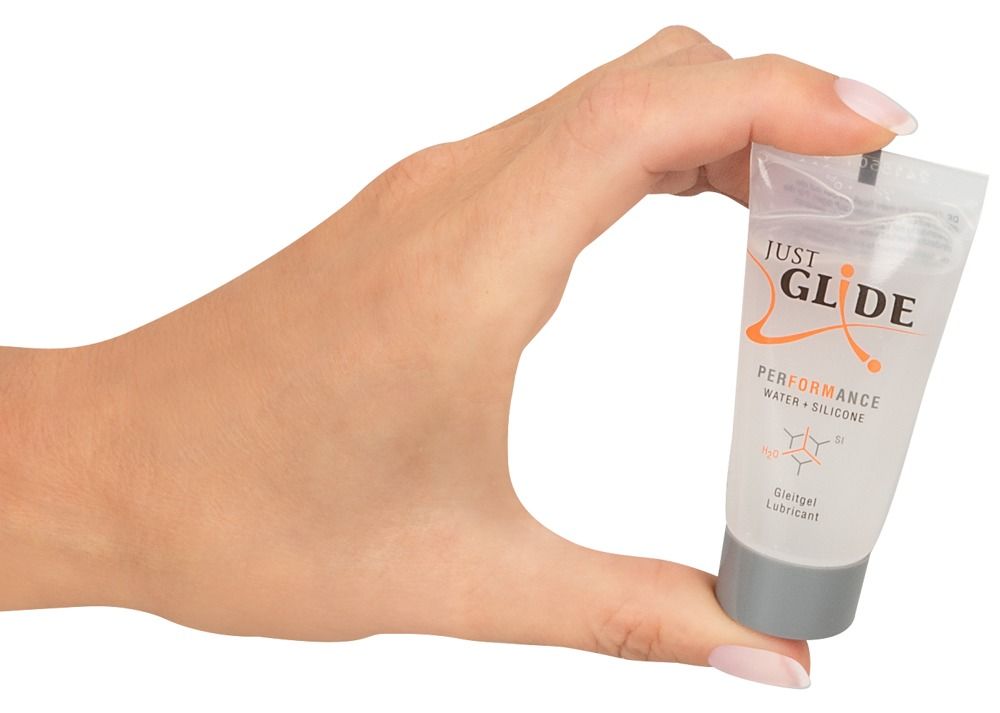 Transparante gel in tube. Opschrift: JUST GLIDE PERFORMANCE. Water + Silicone. Medisch glijmiddel.