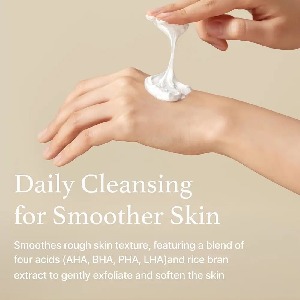 Main avec crème blanche. Texte : "Daily Cleansing for Smoother Skin". Description des ingrédients et de l'effet sur la peau.