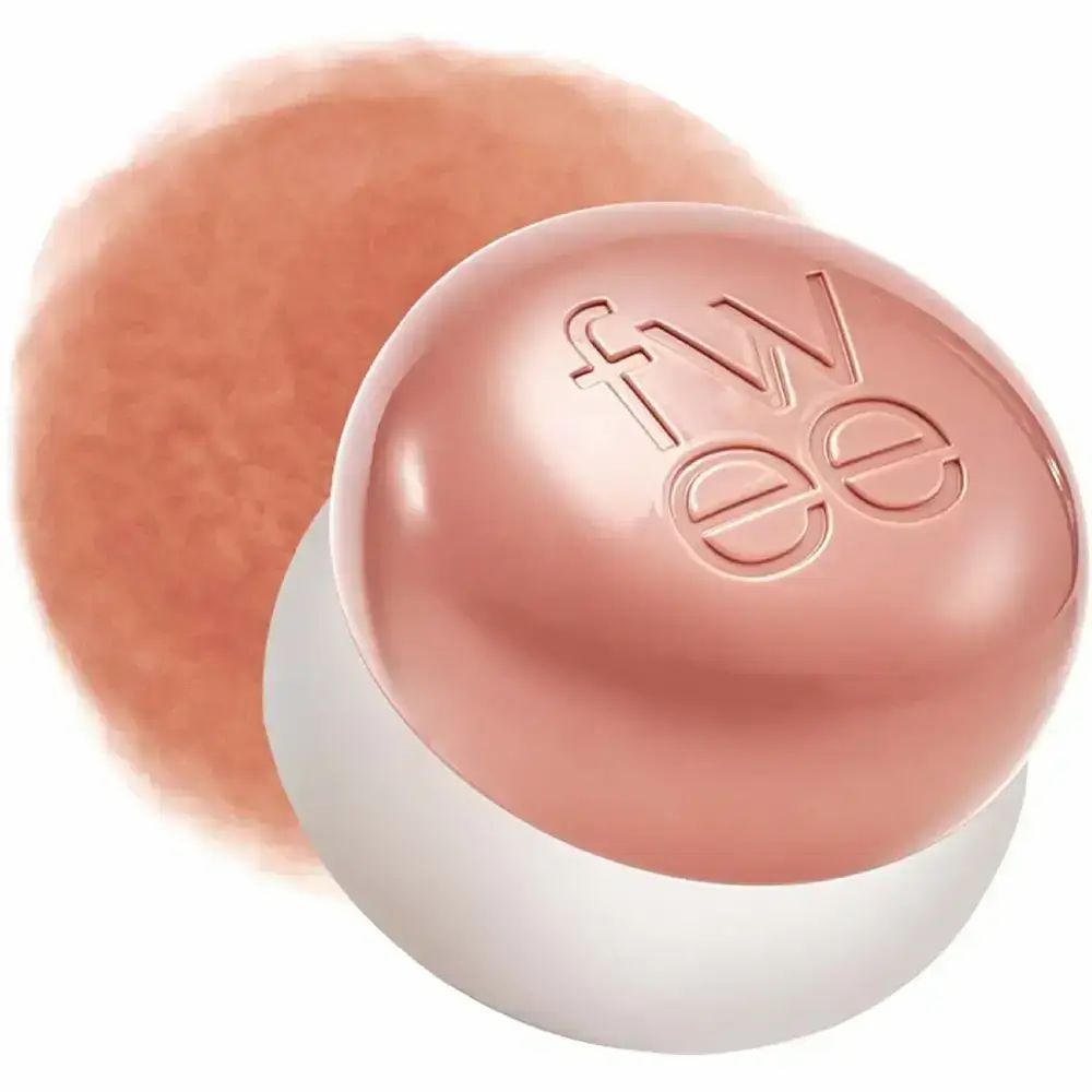 Ronde roze pot met witte bodem. "fwee" gegraveerd op deksel. Roze vlek ernaast.