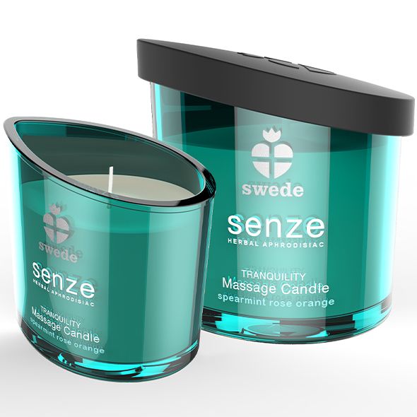 Twee turquoise massagekaarsen in glazen potten met schuine rand en zwart deksel. Eén kleinere en één grotere kaars, beide met etiket.