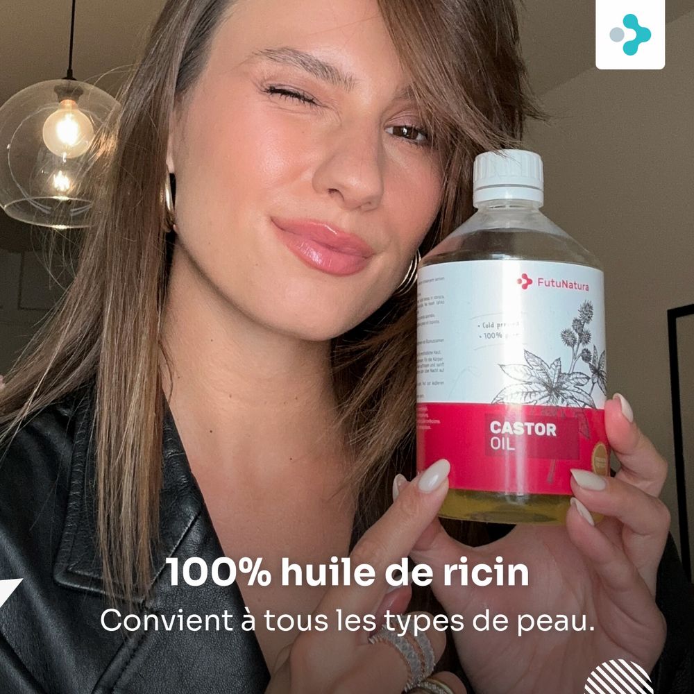 Femme dans la salle de bain, tient ses cheveux. Bouteille d'huile de ricin FutuNatura. Inscription: 100% huile de ricin, 500 ml.