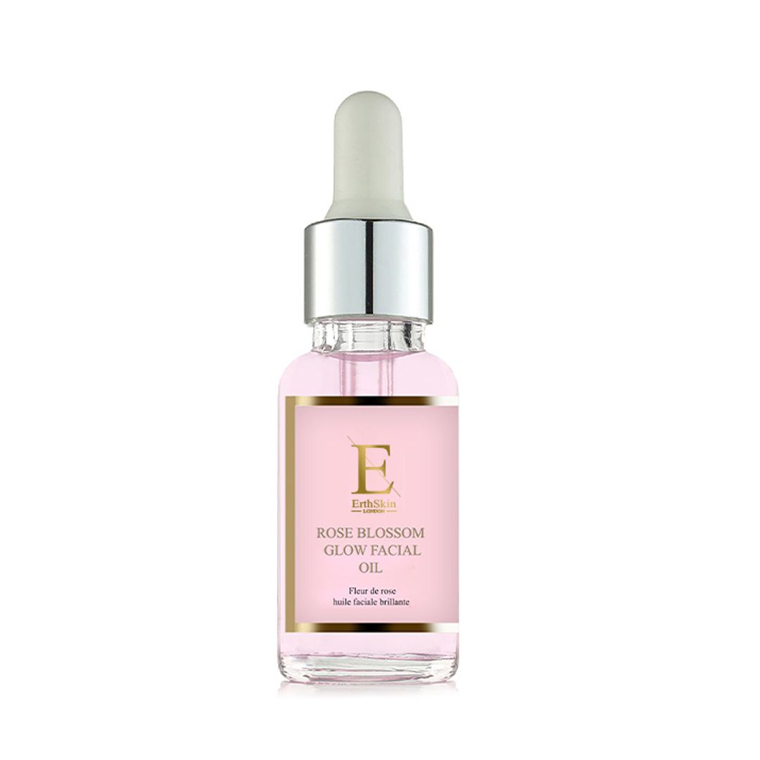 Glazen fles met druppelaar, gevuld met roze gezichtsolie. Etiket 'Rose Blossom Glow Facial Oil'.