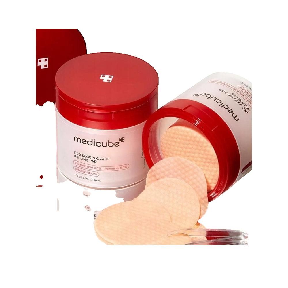 Twee potten met rode deksel. Eén pot geopend, pads zichtbaar. Opschrift: medicube, Red Succinic Acid Peeling Pad. Pads zijn rond en beige.