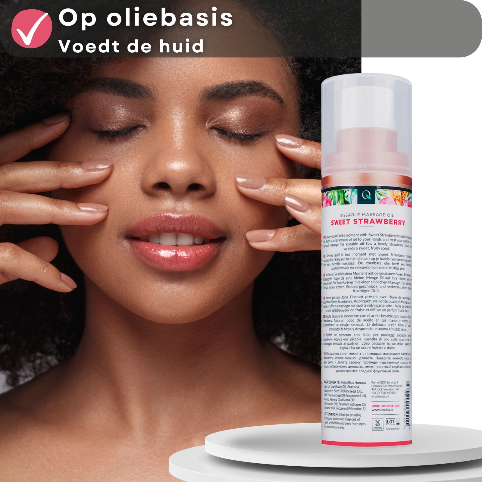 Product advertentie. Massageolie fles naast aardbeien en melkspetters. Tekst: Massageolie, aroma Aardbei.