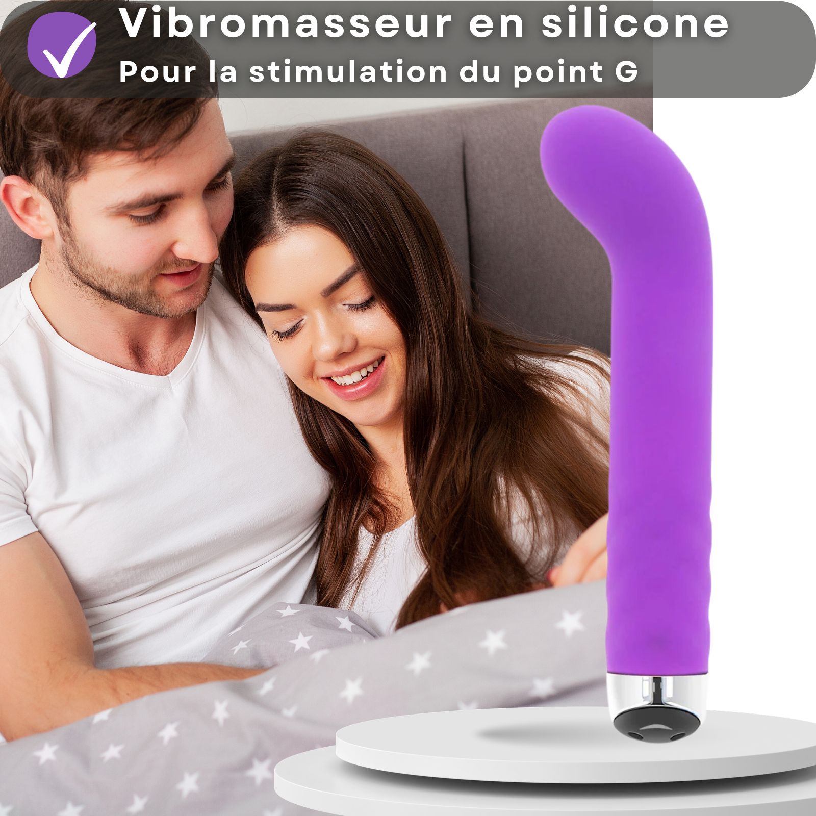 Vibrateur violet. Texte : silicone, stimulation point G. Couple au lit. Sur socle.