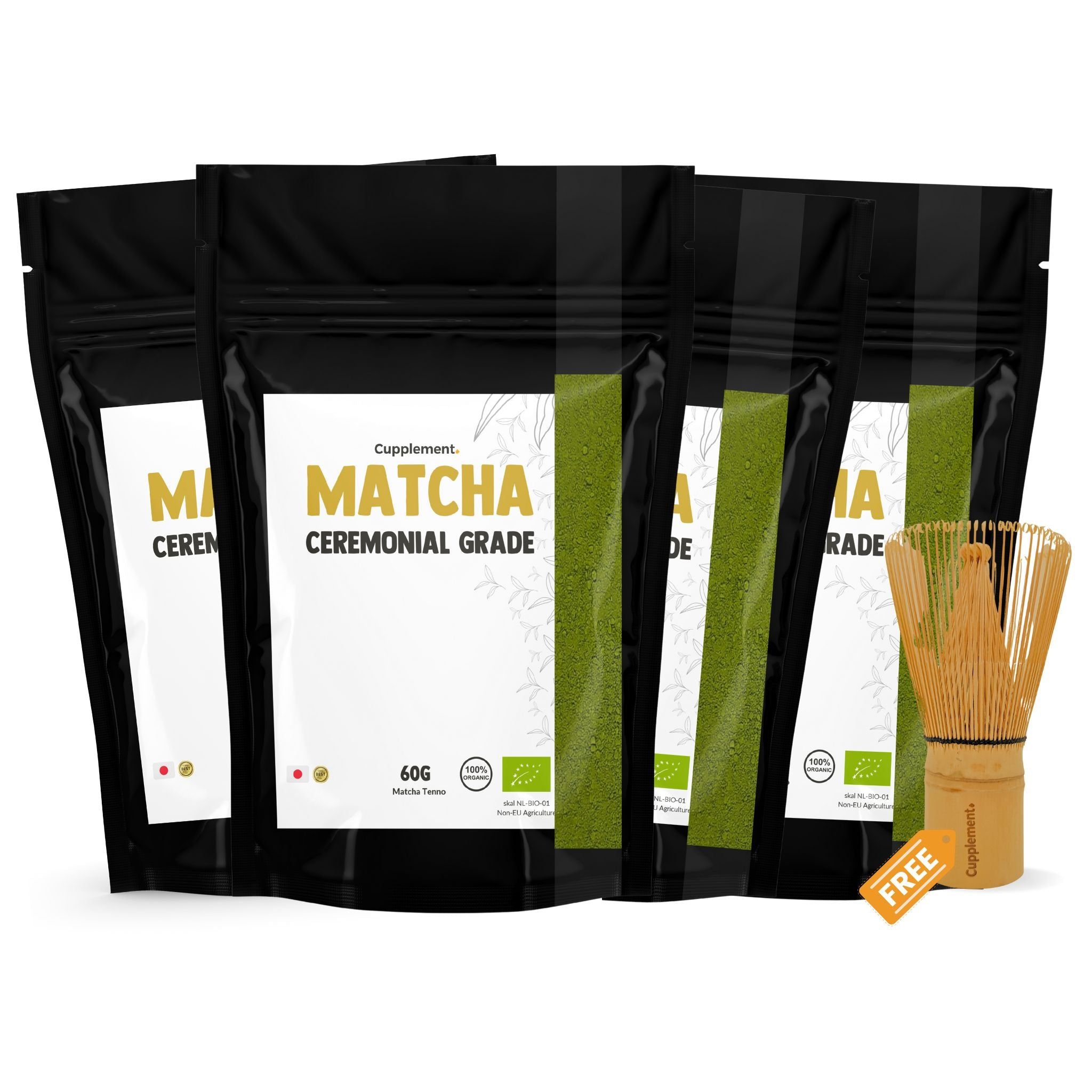 Plusieurs sachets noirs de poudre de matcha, avec un fouet en bambou. Inscription : Matcha Ceremonial Grade.