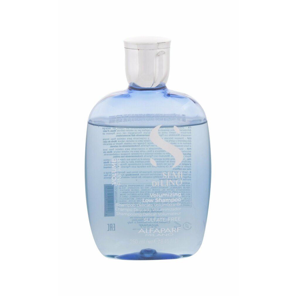 Lichtblauwe fles met witte dop, met transparante shampoo. Etiket met 'SEMI DI LINO Volumizing Low Shampoo' en 'ALFAPARF'.