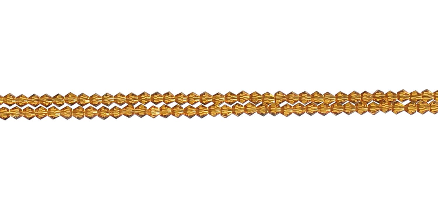 Gros plan d'un cordon de lunettes ambré. Plusieurs rangées de petites perles facettées.