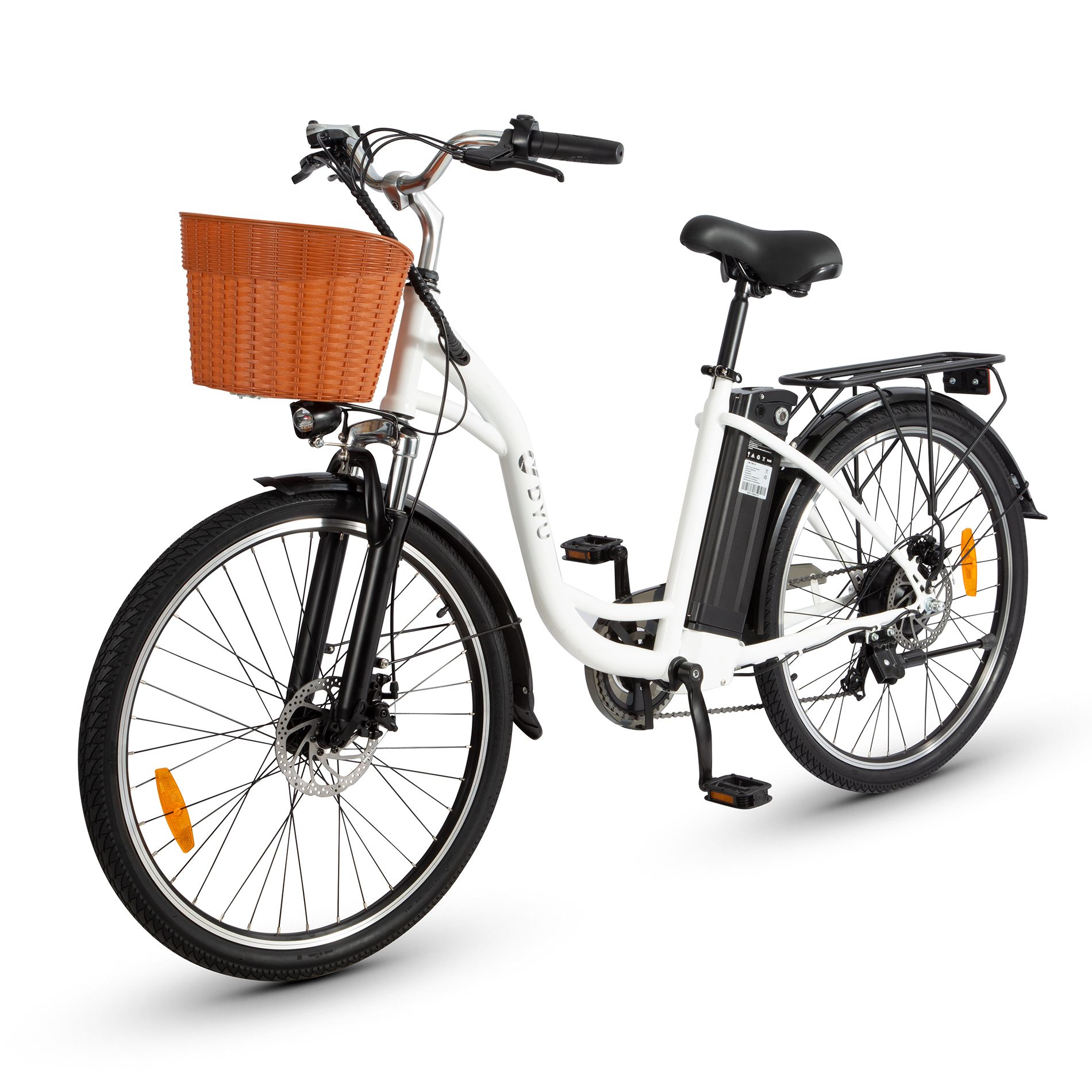 Witte e-bike met zwart frame, mand, batterij en bagagerek.