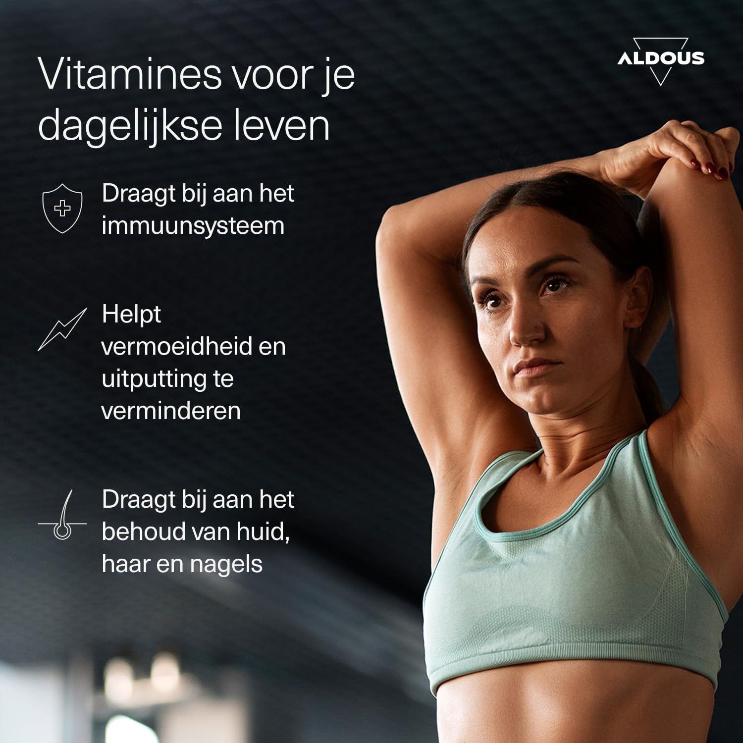 Vrouw met opgeheven armen, tekst over vitamines voor het dagelijks leven, immuunsysteem, vermoeidheid en huid, haar, nagels.