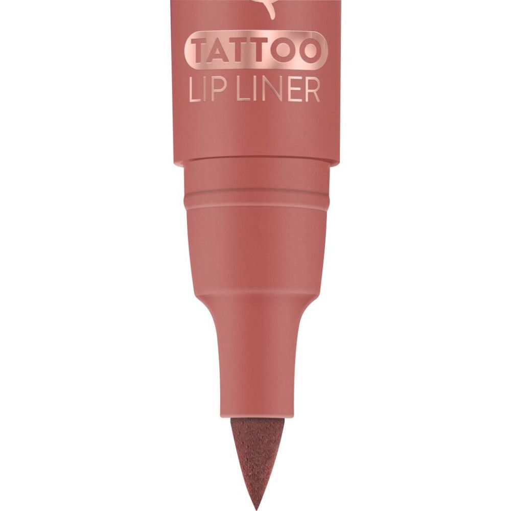 Close-up van een roze lippenpotlood. Opschrift: Tattoo Lipliner. Donkerbruine punt.