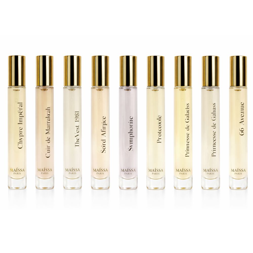 Acht parfumflesjes op een rij. Gouden doppen, heldere vloeistoffen, etiketten met namen. Merk: Maison Maïssa Paris.