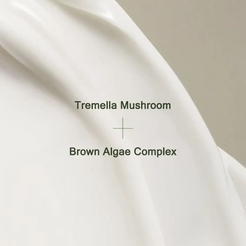 Gros plan de crème blanche. Texte : Tremella Mushroom + Brown Algae Complex.