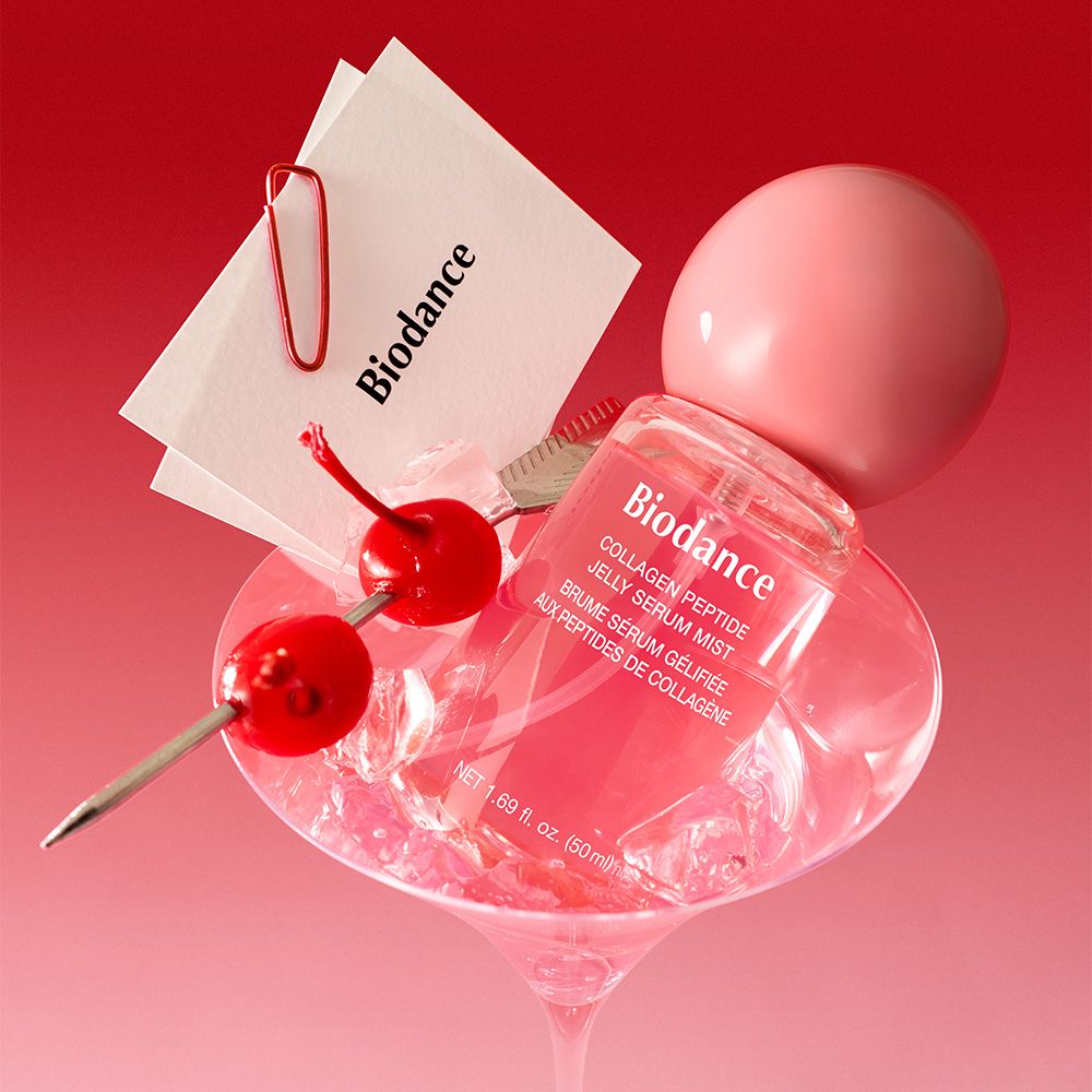 Biodance Collagen Peptide Jelly Serum Mist fles met kersen en ijsblokjes in een glas.