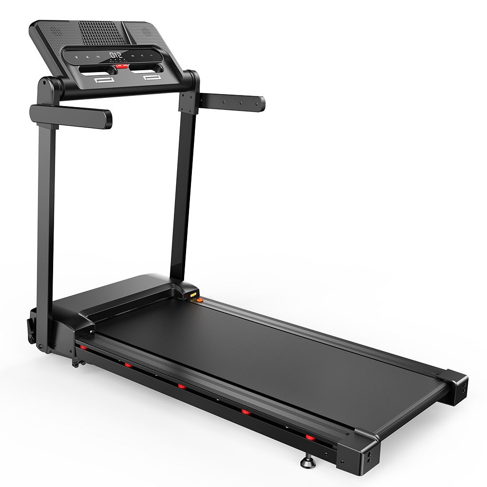 Tapis de course noir pliable. Console avec commandes. Présenté en position verticale.