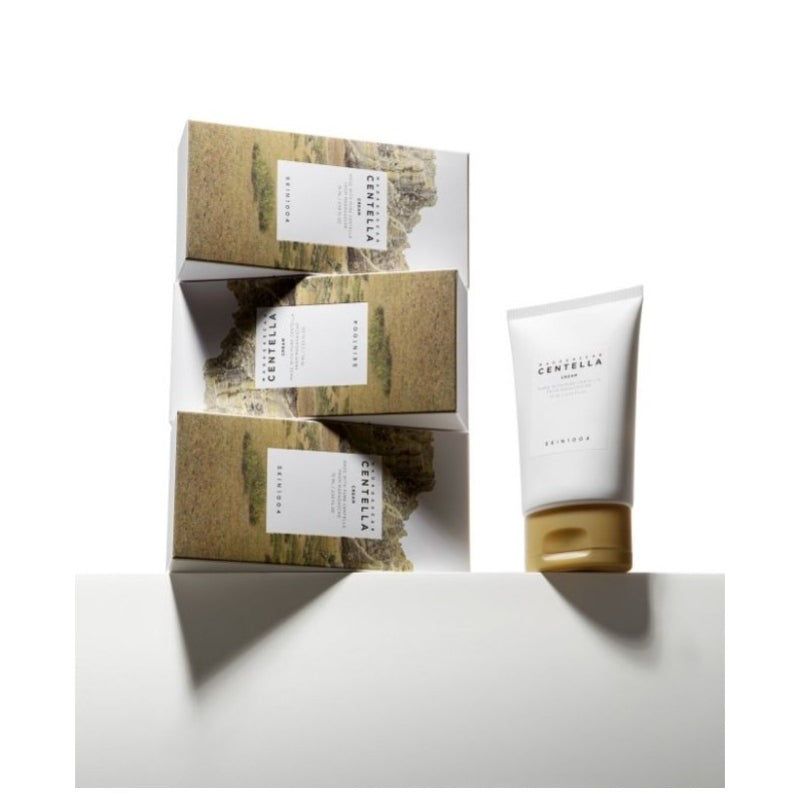Trois emballages et un tube. Inscription: MADAGASCAR CENTELLA CREAM, SKIN1004.