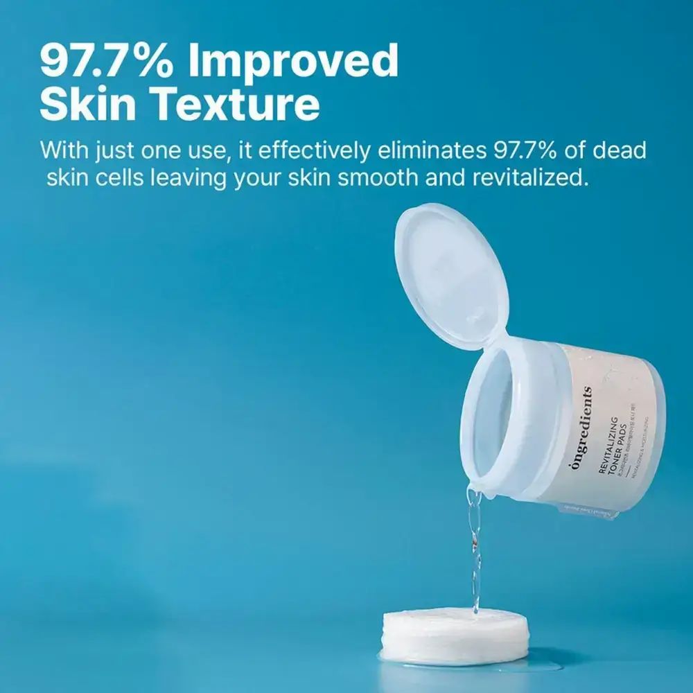 Open pot met pads, vloeistof stroomt eruit. Tekst: 97,7% verbeterde huidtextuur. Blauwe achtergrond.