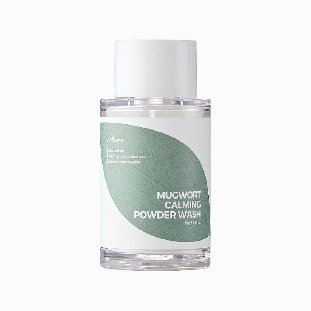 Transparante fles met witte dop. Etiket met groen bladmotief en tekst: Mugwort Calming Powder Wash.