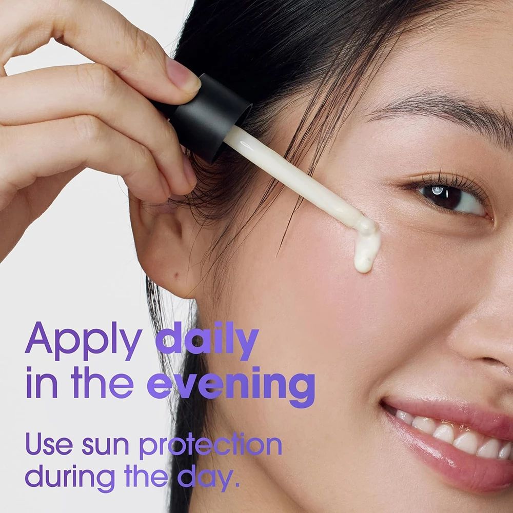 Femme appliquant du sérum sur son visage avec une pipette. Texte : Apply daily in the evening. Use sun protection during the day.