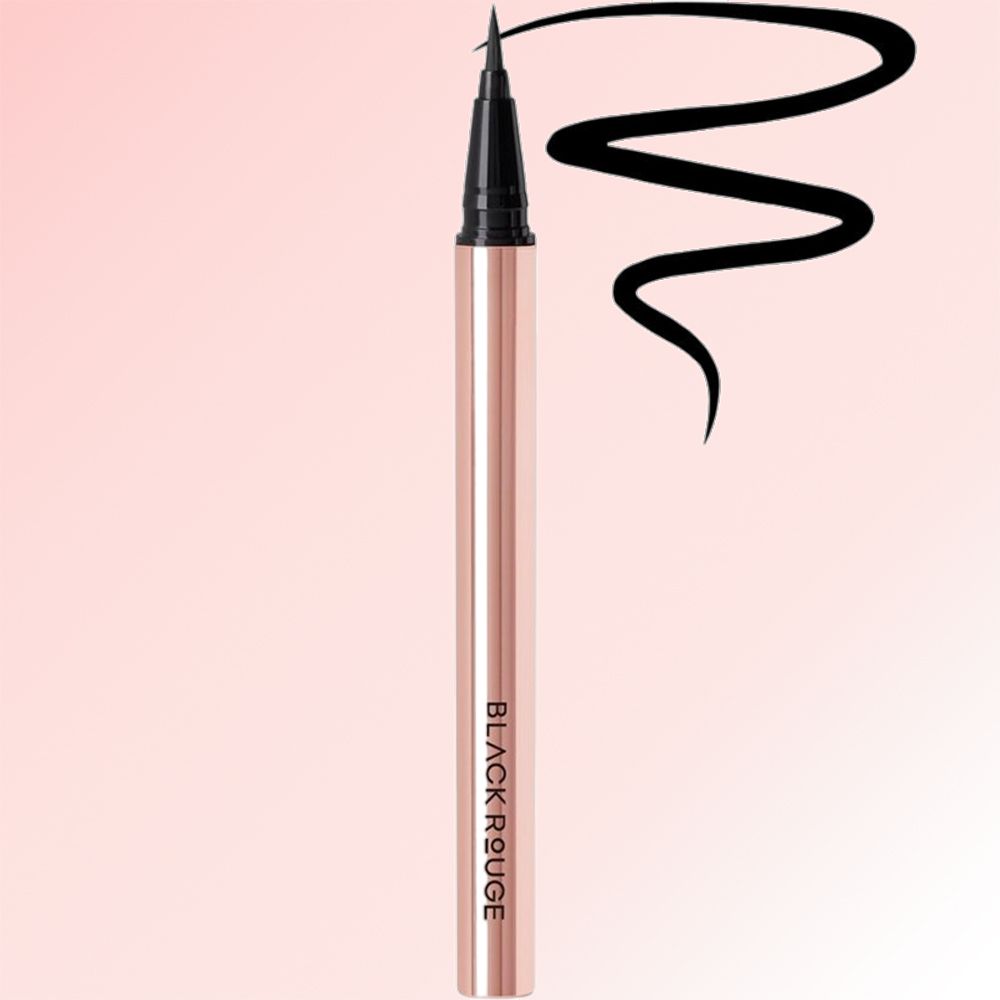 Zwarte eyeliner pen met roségouden behuizing. Zwarte lijn naast de pen. Slanke vorm.