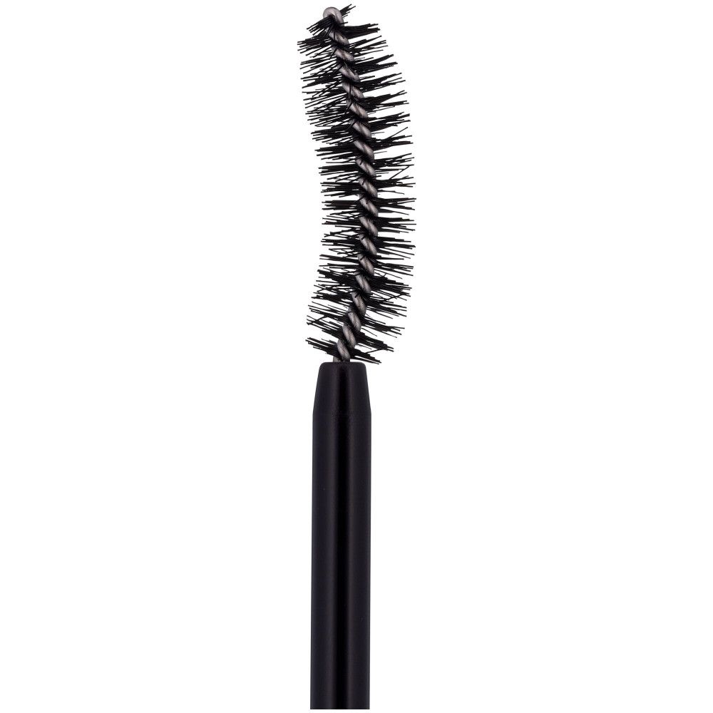 Gros plan sur la brosse de mascara. Soies noires, courbées. Manche noir.