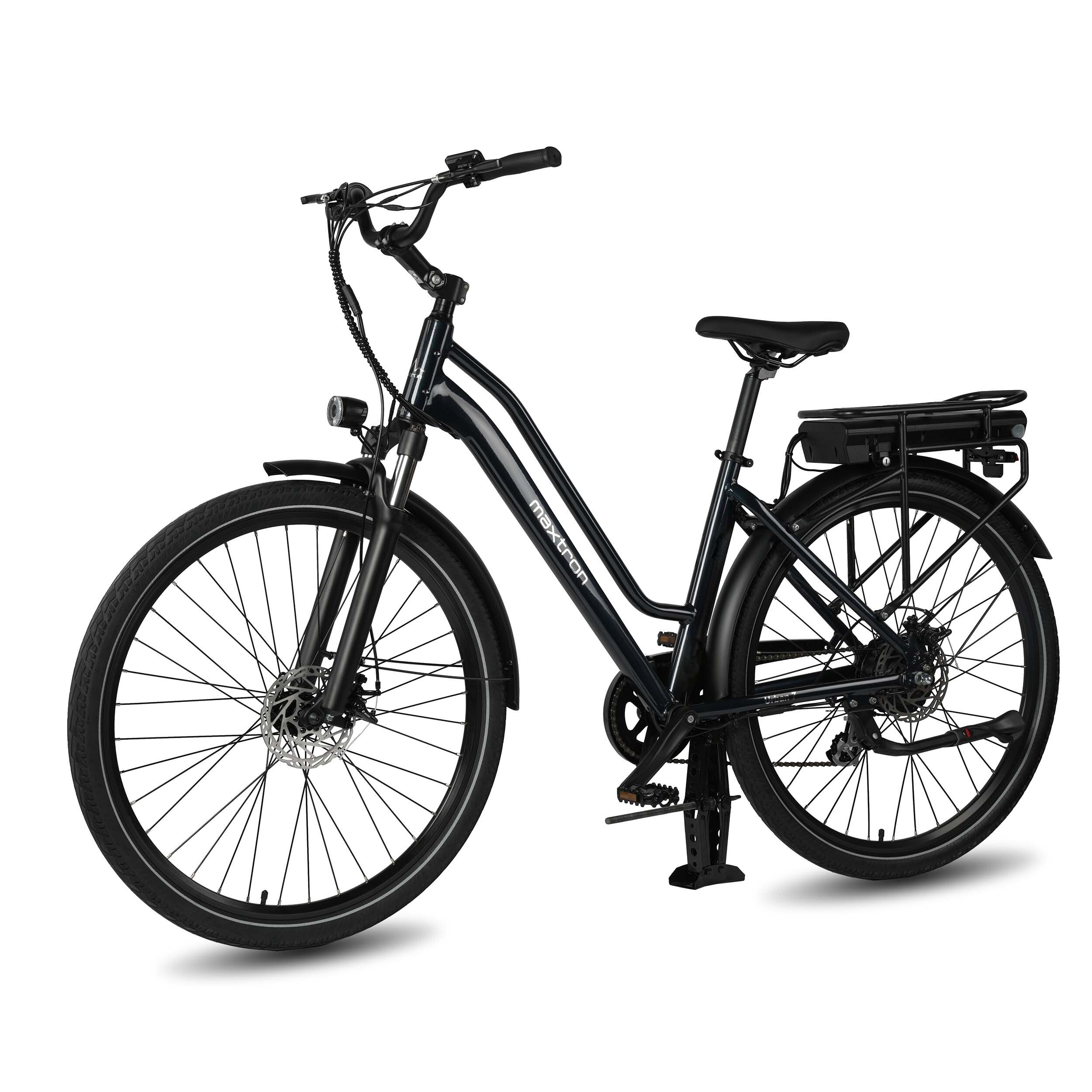 Zwarte e-bike met accu, bagagedrager, spatborden en 7 versnellingen. Maxtron-logo.