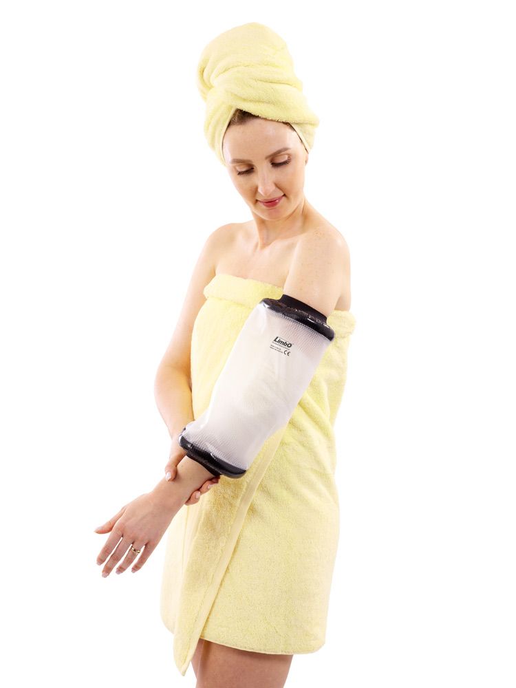Douchebescherming voor de elleboog. Zwarte manchetten, transparante hoes. Persoon met handdoek. CE-markering.