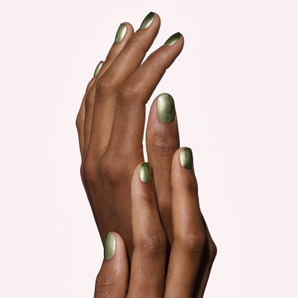 Handen met kortgeknipte nagels, gelakt in een metaalgroene tint.