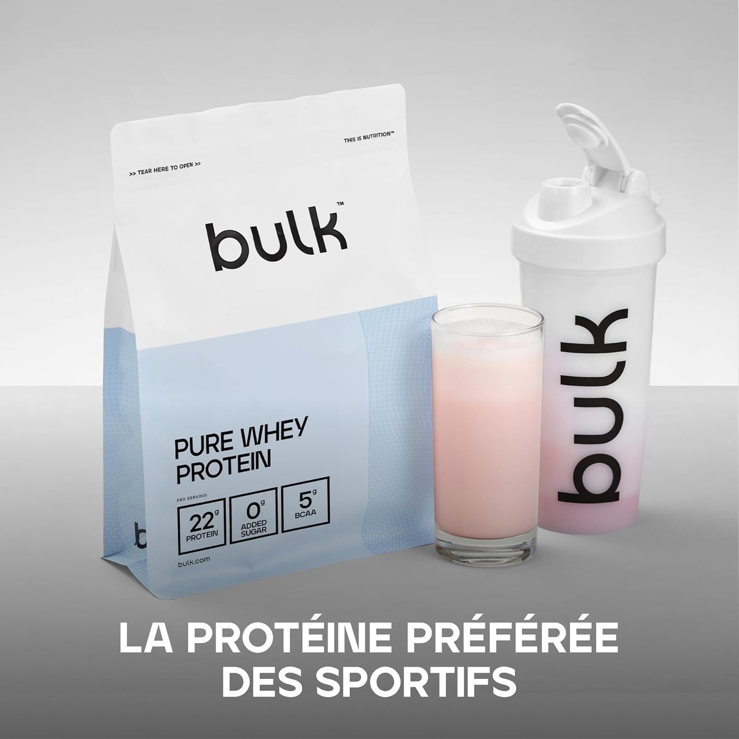 Un paquet de "Pure Whey Protein" de Bulk avec un verre et un shaker.