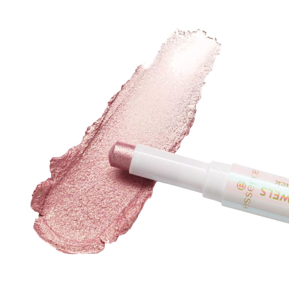 Stick de fard à paupières pailleté et échantillon de couleur. Échantillon de couleur rose avec paillettes. Bâton blanc avec marque Essence, inscription Jelly Jewels Glitter stick.