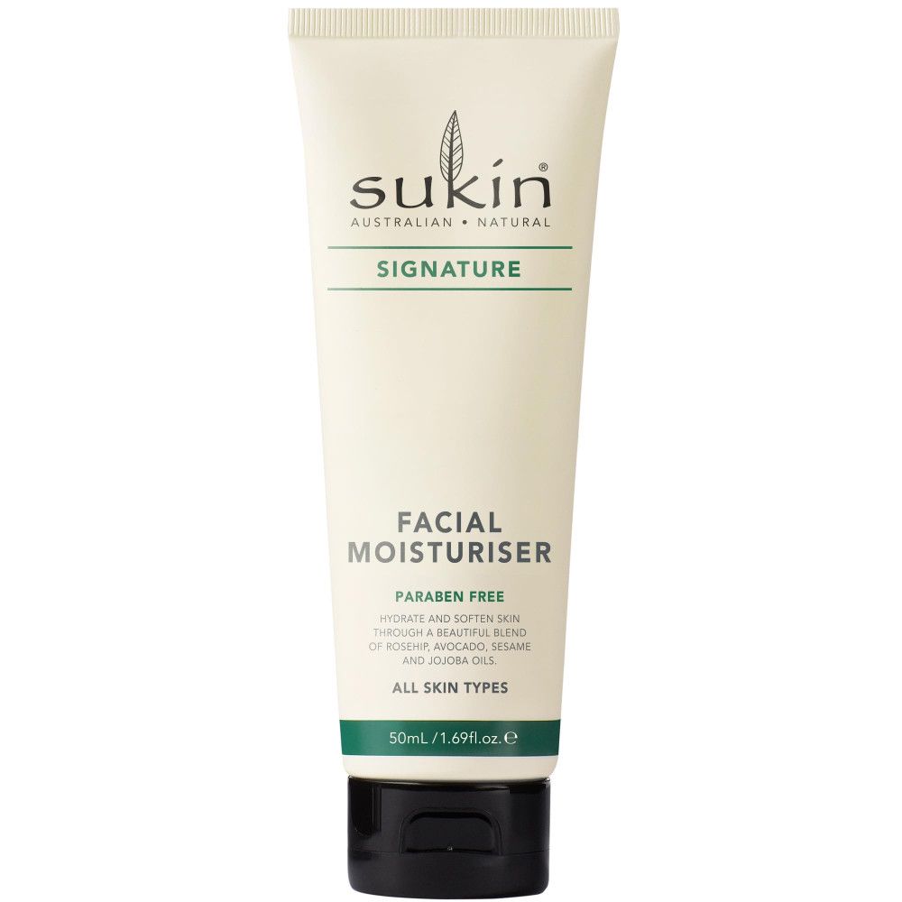 Tube de crème avec bouchon noir. Inscription : Sukin, Signature, Facial Moisturiser. Sans parabène. Pour tous types de peau.