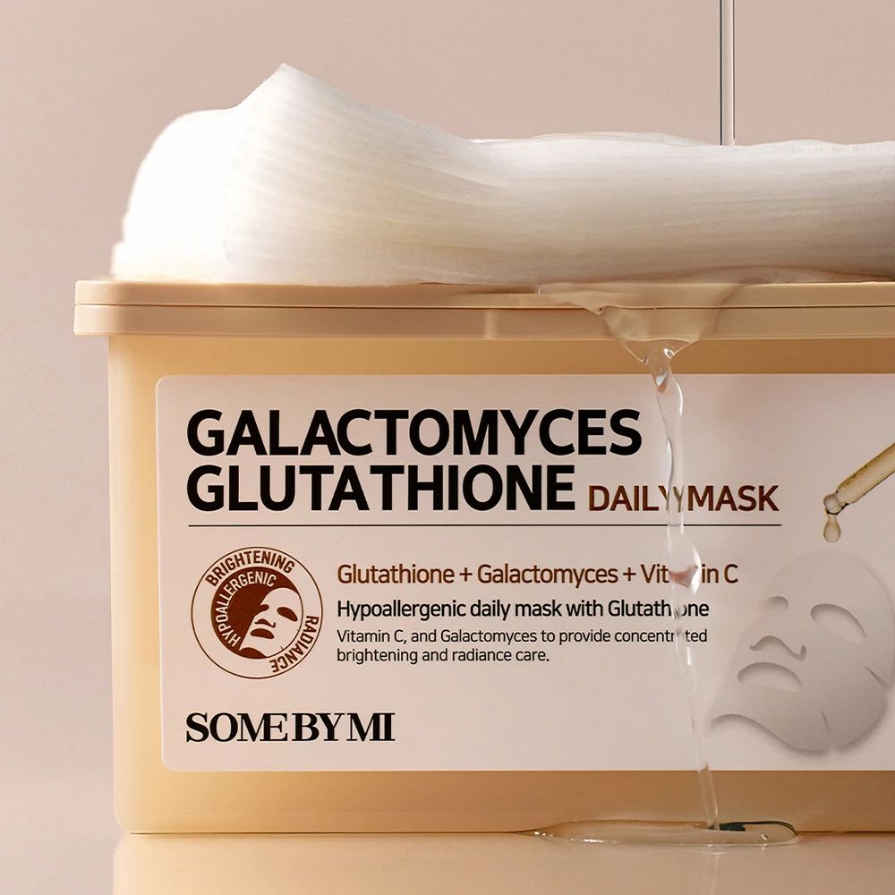 Boîte beige avec couvercle. Inscription : Galactomyces Glutathione Daily Mask. Des gouttes coulent.
