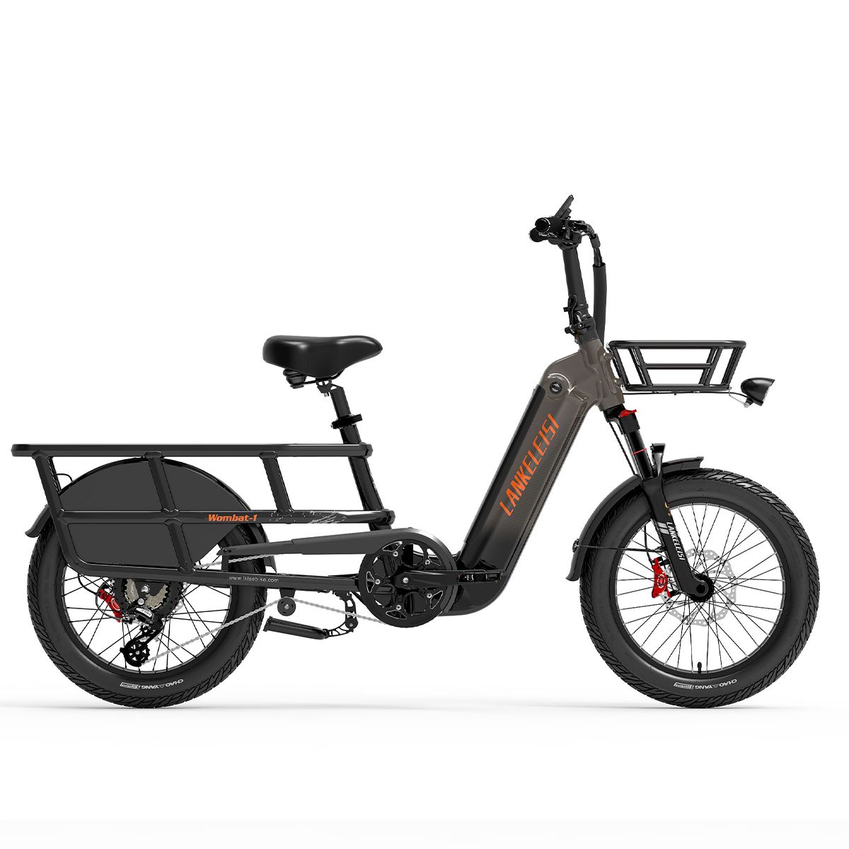 Vélo cargo électrique noir avec panier avant et porte-bagages arrière. Logo Lankeleisi. Étriers de frein rouges. Pneus noirs.
