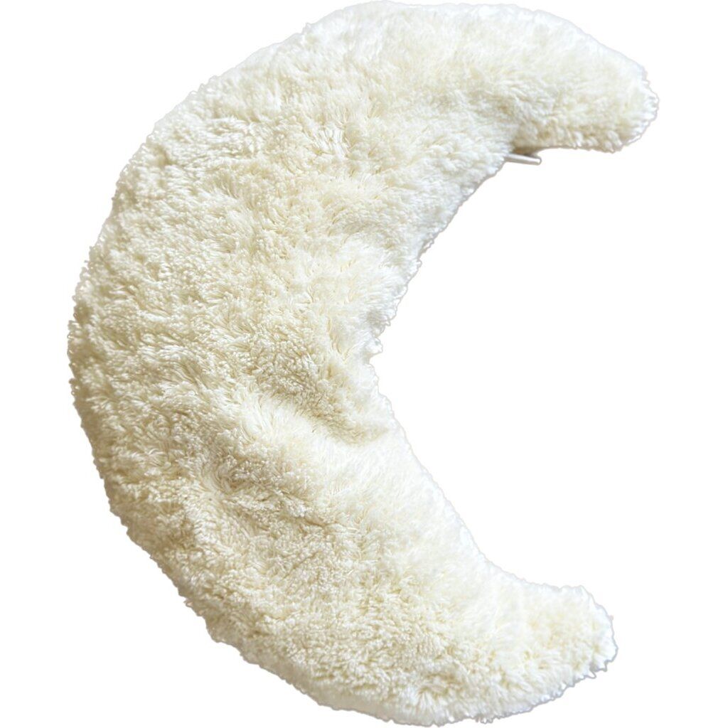 Coussin crème en forme de croissant, surface duveteuse. Vue rapprochée, sur fond blanc.
