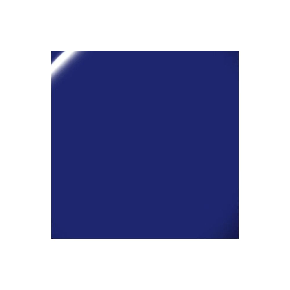 Effen donkerblauwe nagellak. Vierkante vorm, glanzend oppervlak.