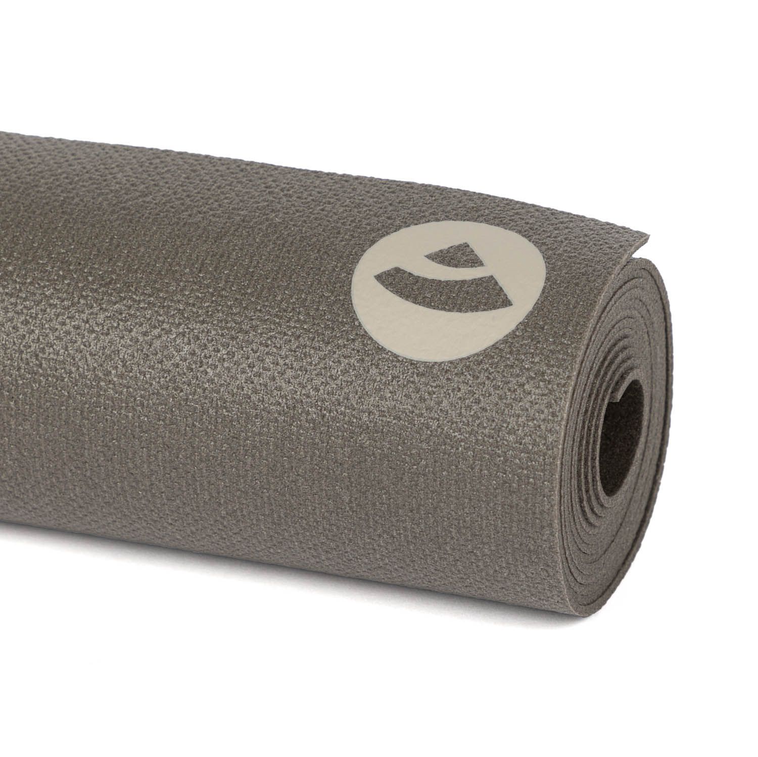 Close-up van een opgerolde grijze yogamat. Logo zichtbaar. Op witte achtergrond.