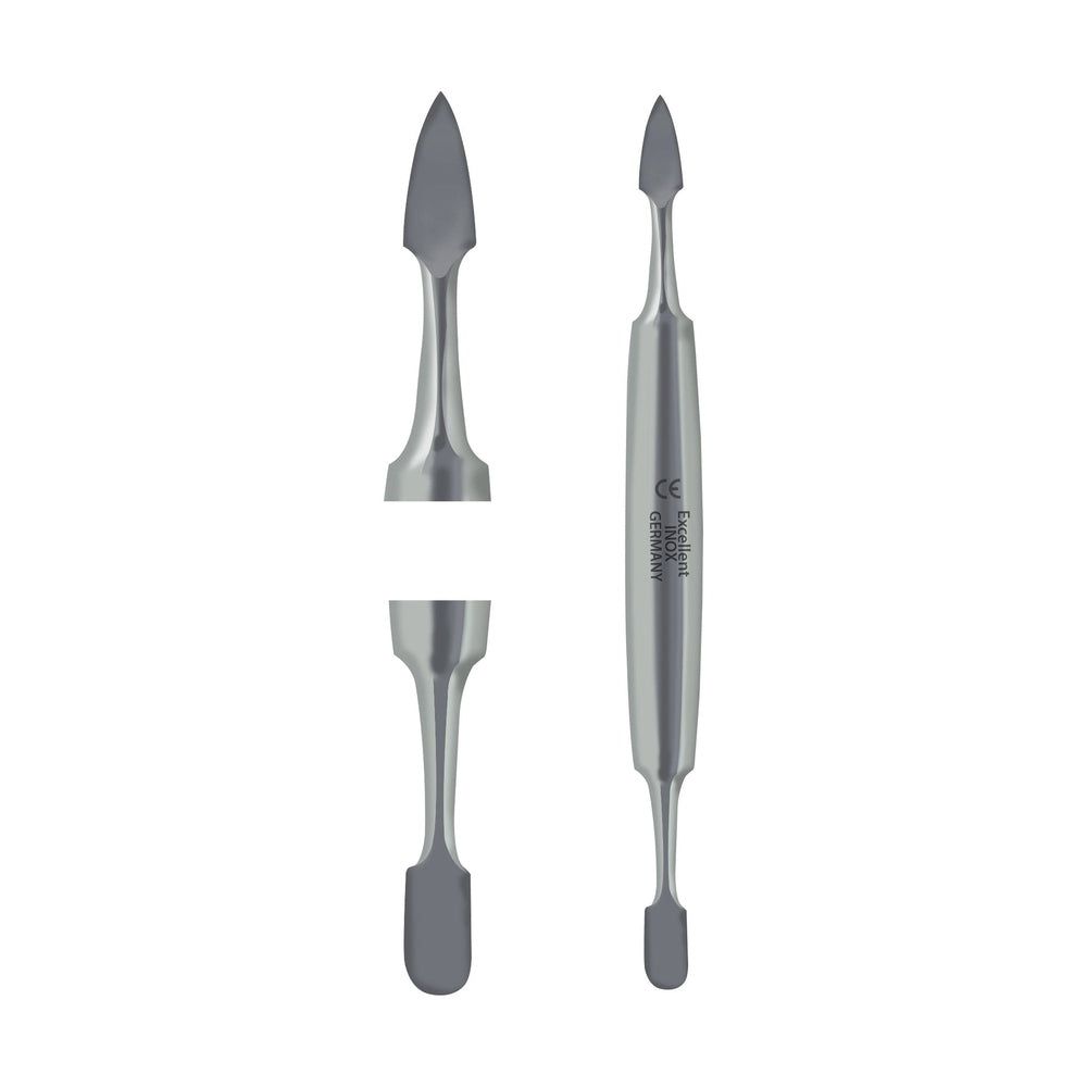 Metalen nagelreiniger. Twee uiteinden: puntig en spatelvormig. Met markering: Excellent, Solingen, Germany, CE-teken.