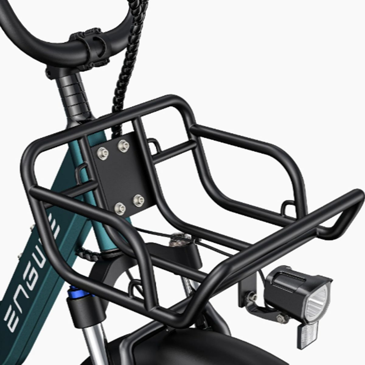 Close-up van de mand en koplamp van een turquoise elektrische fiets. Merk ENGWE.