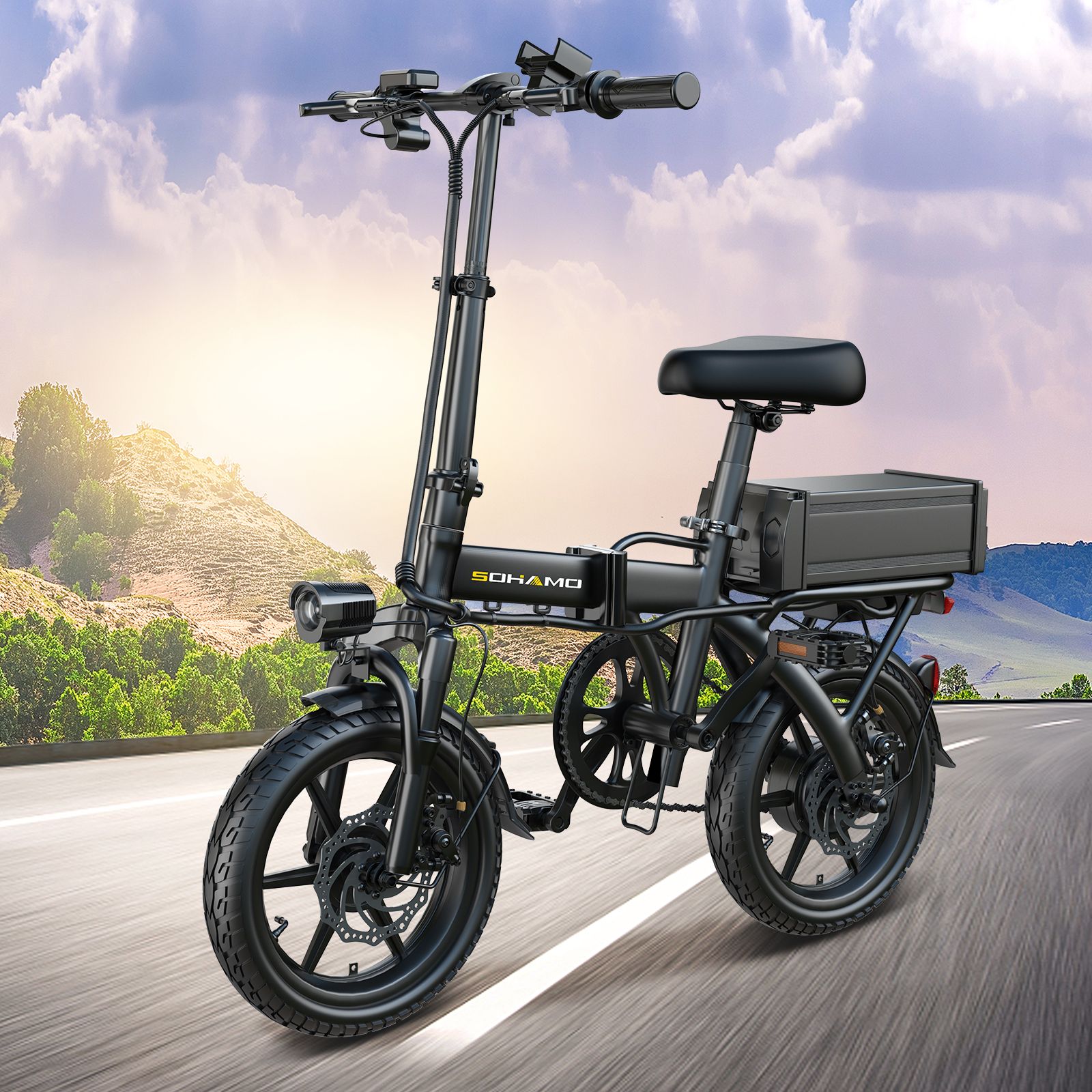 Zwarte e-bike op weg. Met accu, koplamp en bagagedrager. Merk SOHAMO.