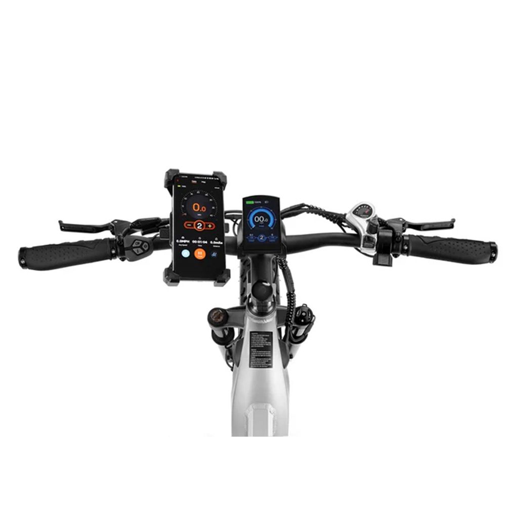 Gros plan sur le guidon d'un vélo électrique. Un smartphone et un écran sont montés. Poignées et commandes visibles.