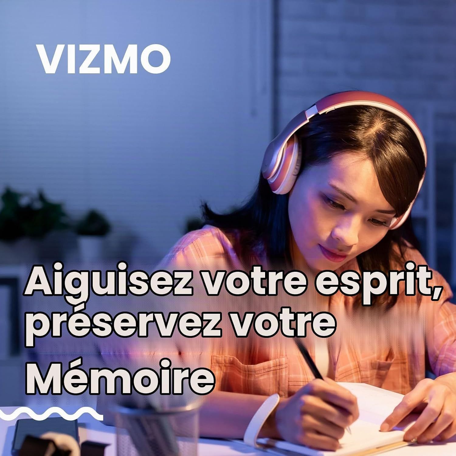 Jeune femme portant un casque, étudiant à un bureau.