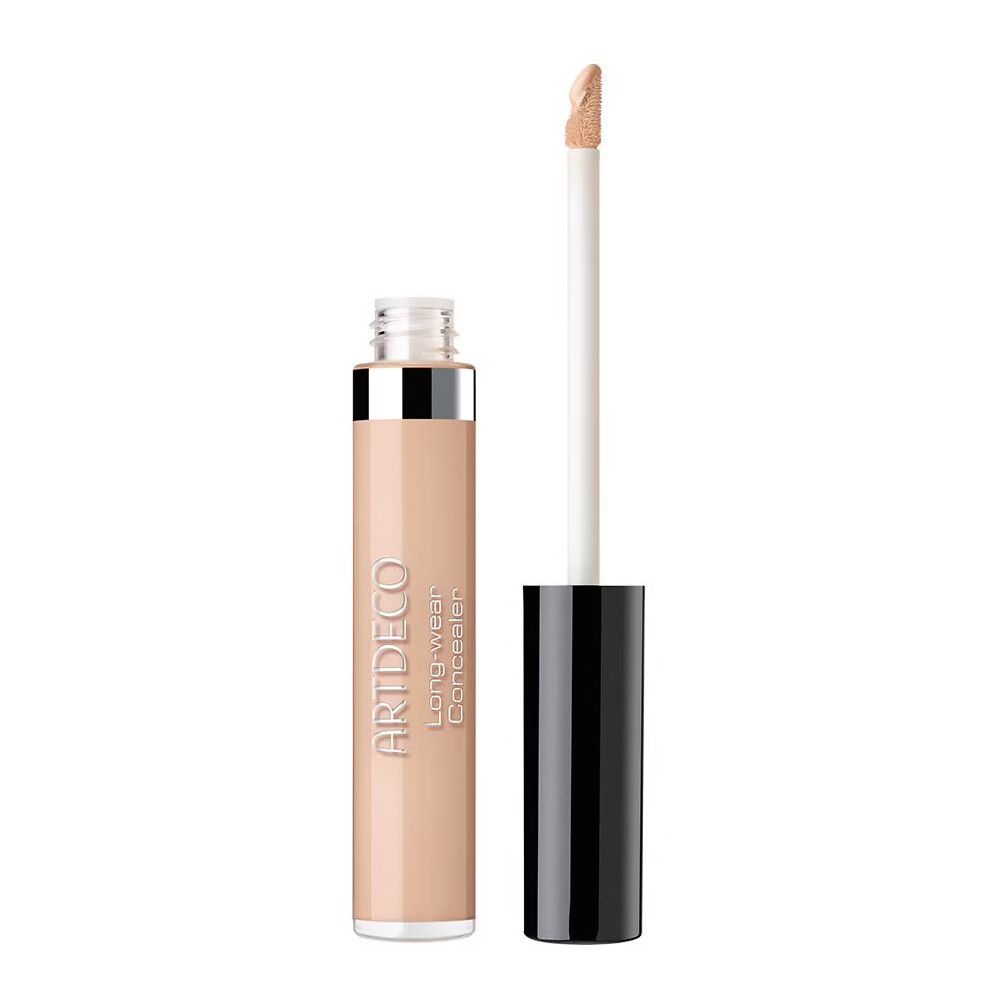 Open beige concealer tube met applicator. Zwarte dop. Opschrift: ARTDECO Long-wear Concealer.